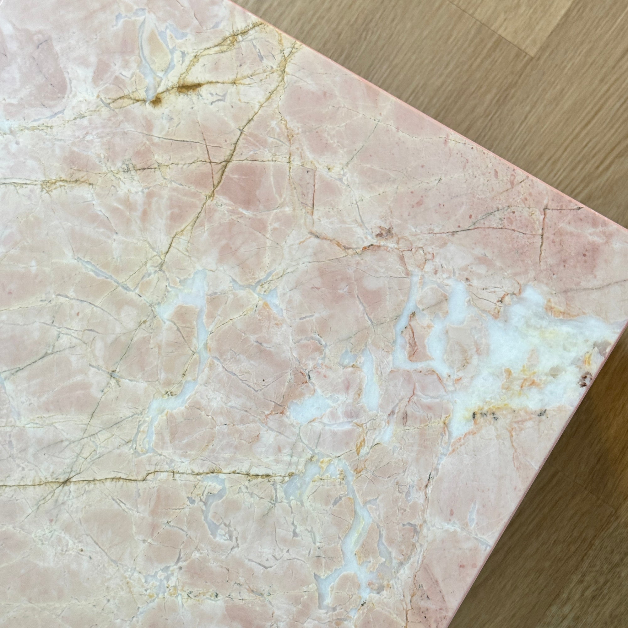 Stoned, not wasted: Side table 'SOHO Mini' in Pink Marble